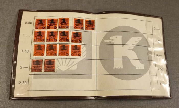 Samlingsalbum med orange frimärken vid sidan, stor grå fågel-logotyp, plastfickor, samlarföremål.
