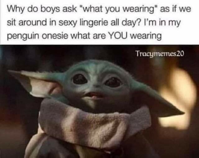 Meme med en karaktär liknande Yoda, text skämtar om klädselsamtal, pinguindräkt referens.