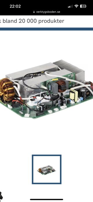 Öppen inverter med kretskort, kondensatorer, värmeavledare, induktorer och kopplingar. Ingenjörsteknologi, strömförsörjning.