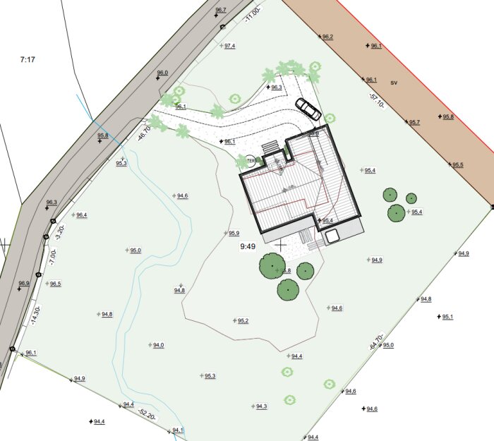 Situationsplan över en fastighet som visar ett hushåll med tillhörande garage, omgivet av träd och en angiven infartsväg.