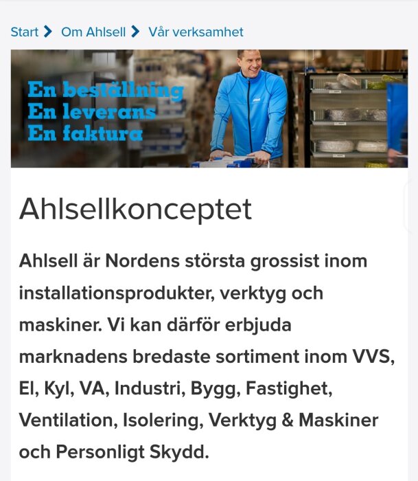 En anställd i blå arbetsklädsel på Ahlsell lager med hyllor fulla av varor i bakgrunden.