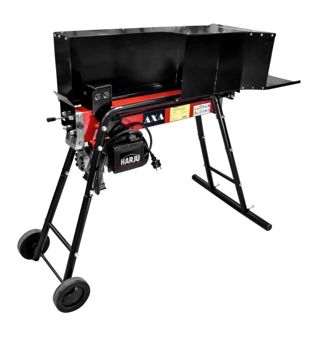 Ny vedkap med vagn och svart mottagningsbana, varumärke AXA och HARJU synligt.