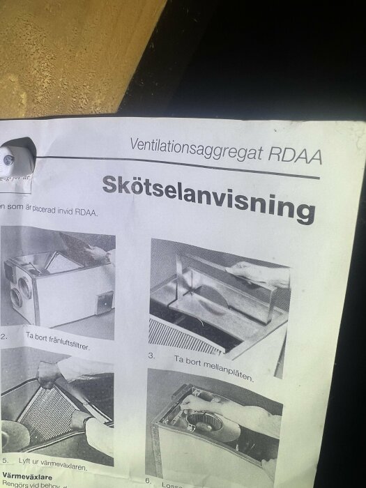 Instruktionsblad för underhåll av ventilationssystem, svartvit, bilder, svenska, steg-för-steg-anvisningar.