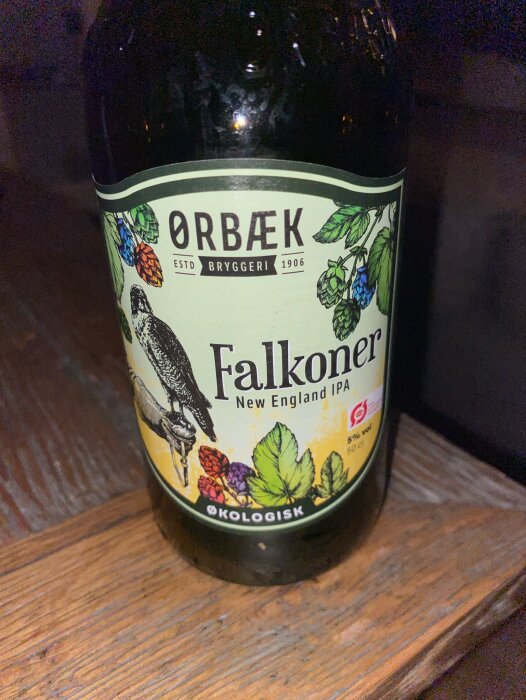 Ölflaska, Ørbæk Bryggeri, "Falkoner" New England IPA, ekologisk, etikett med humle, falk, etablerad 1906.