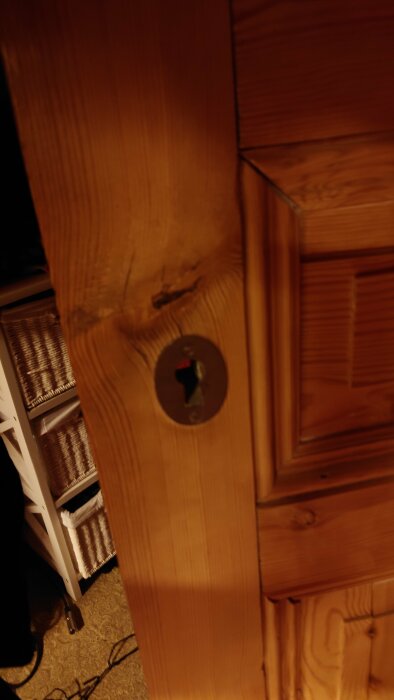 Trähörn med en utborrad låskista där en nyckel syns i låscylindern.