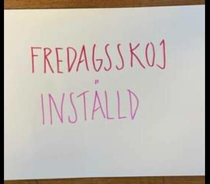 Handskriven lapp med texten "FREDAGSSKOJ INSTÄLLD" på ett vitt papper.