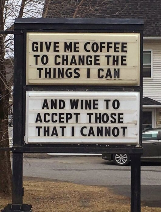 Skylt med texten "GIVE ME COFFEE TO CHANGE THE THINGS I CAN AND WINE TO ACCEPT THOSE THAT I CANNOT".