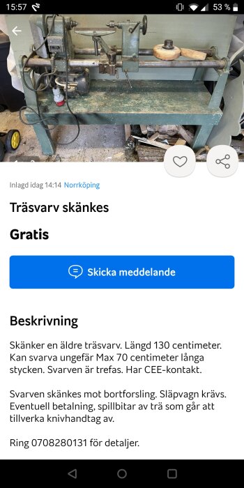 Gammal träsvetsmaskin med trebenskontakt på ett stökigt arbetsbord.