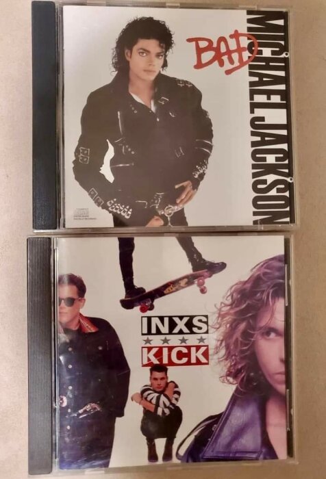 Två musikalbum i fodral: Michael Jacksons "Bad" ovanpå INXS "Kick".