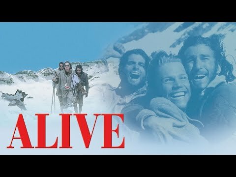 Affisch för filmen "Alive" med överlevande varma upp varandra i snölandskap.