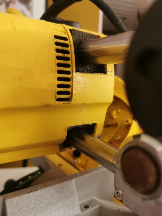 Närbild av en gul maskindel med stänger som inte är klibbiga eller kladdiga.