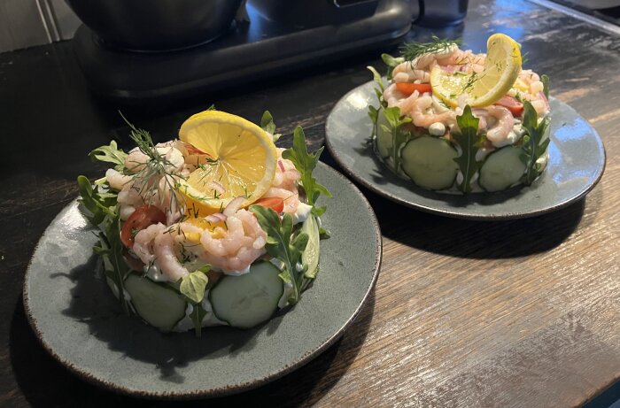 Vetekaka med räk- och tonfiskröra toppad med citron på en bädd av ruccola och gurka.