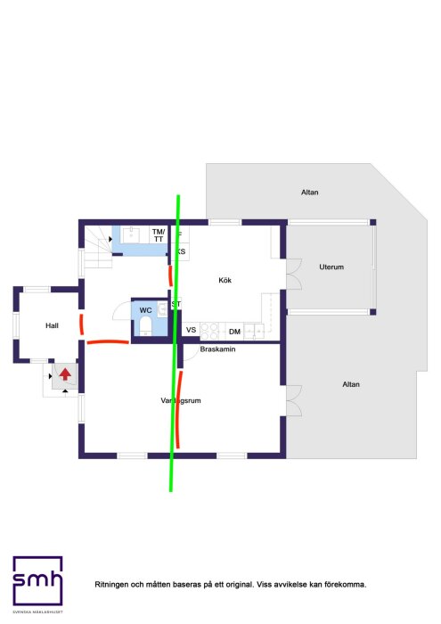 Ritning av hus med markerade rum som kök, hall, WC och uteplatser, samt måttangivelser.