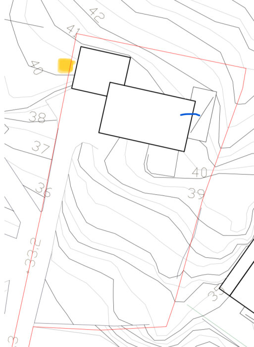 Topografisk karta med blå markering för en slang och gul markering vid brunn, vid ett hus.