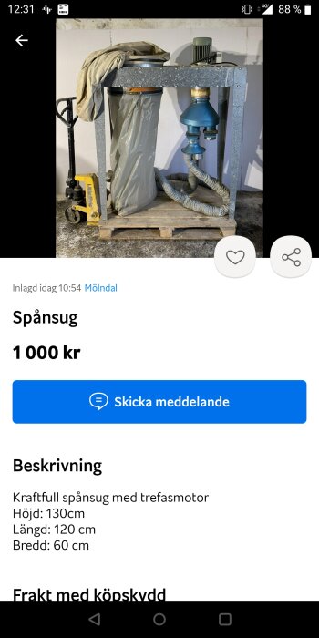 Industriell spånsug i ett garage med tre delar och en gul pallbock.