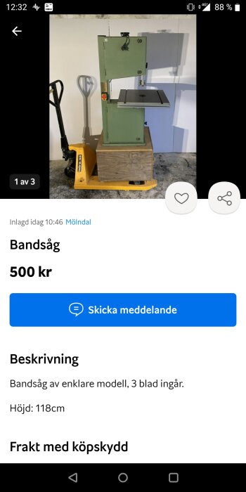 Grön bandsåg på en pall bredvid en gul pallbock.