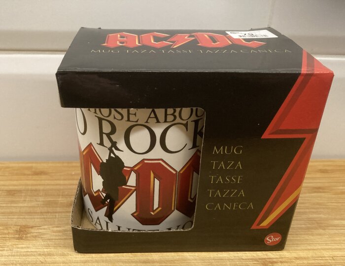 Mugg förpackning med AC/DC-logotyp och "Those About To Rock" text.