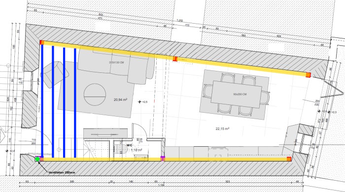 Arkitektonisk ritning med möblering, måttangivelser och rumsspecifikationer för en byggnad eller inredning.