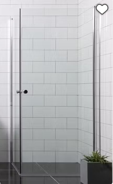 Glasdörr till dusch med justerbara aluminiumprofiler, visar potentiellt utrymme för rörgenomföring.