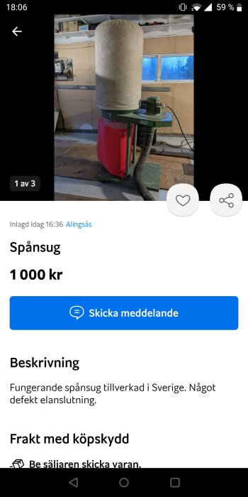 Spånsug av röd och grön färg i en verkstadsmiljö med grå väggar och fönster.