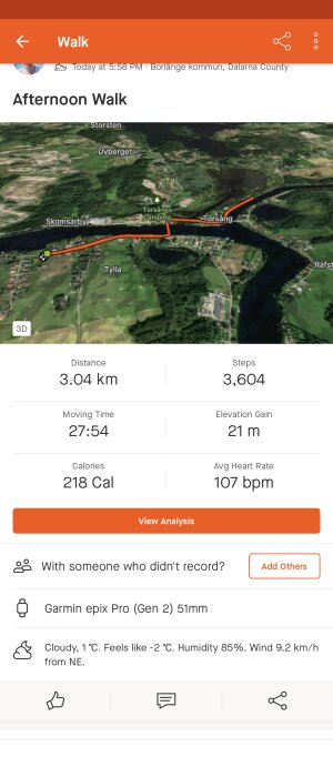 Skärmklipp av en aktivitetsapp som visar en eftermiddagspromenad på 3,04 km med översiktskarta och statistik som steg och kaloriförbrukning.