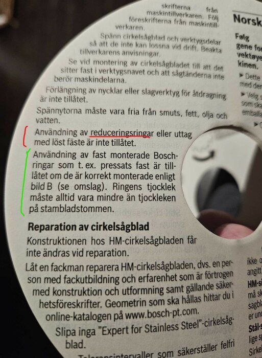 Anvisningar på svenska, markerade textstycken, otydlig bild med cirkelformad öppning.