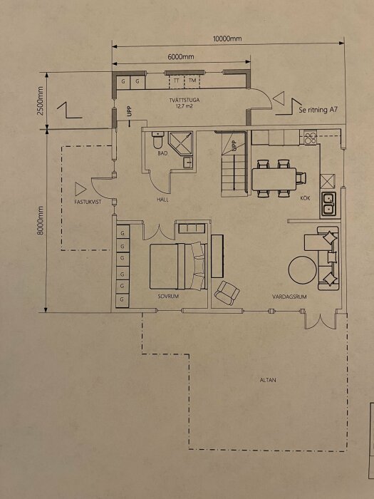 Arkitektonisk ritning, bostadsplan, inkluderar kök, vardagsrum, sovrum, badrum, tvättstuga och altan.