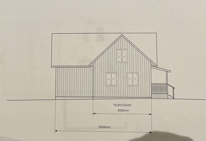 Ritning av husfasad med mått, takkupa, fönster, veranda och tillbyggnad.