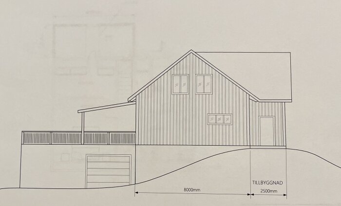 Arkitektritning av ett hus med måttangivelser, gavel, tillbyggnad, och garage.