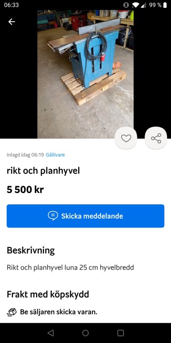 Blå rikt och planhyvel på pall i ett verkstadsutrymme.