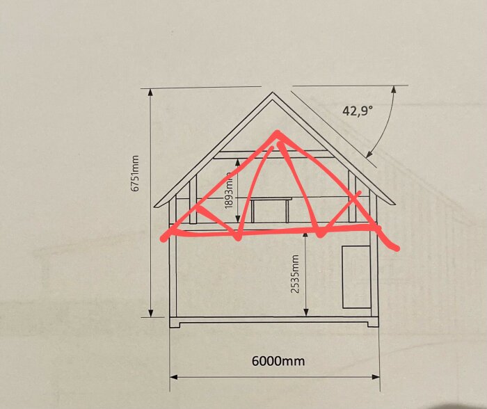 Arkitektonisk ritning av stuga med överkritad triangulär form, dimensioner och taklutning angivna.