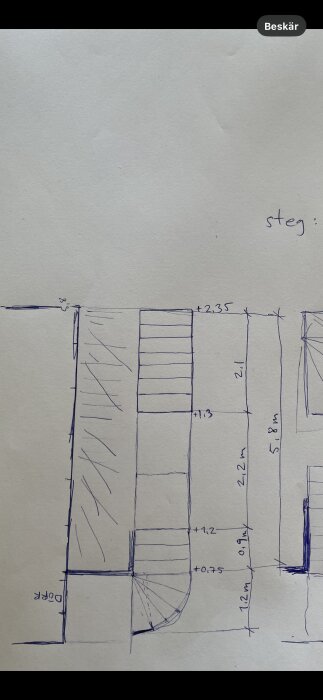 Handritad skiss av planerad trappa i 90 grader med måttangivelser.