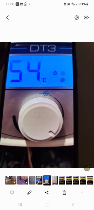 Ett mobilskärm med en öppen gallerilägesbild, termometer visar 54 grader Celsius, batteri har 61 procent laddning.