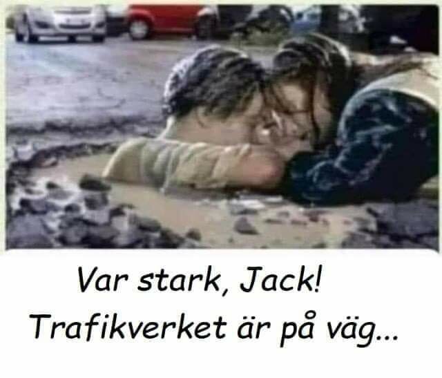 Två figurer som liknar Jack och Rose från Titanic filmen, ligger i en vattenfylld grop med texten "Var stark, Jack! Trafikverket är på väg...