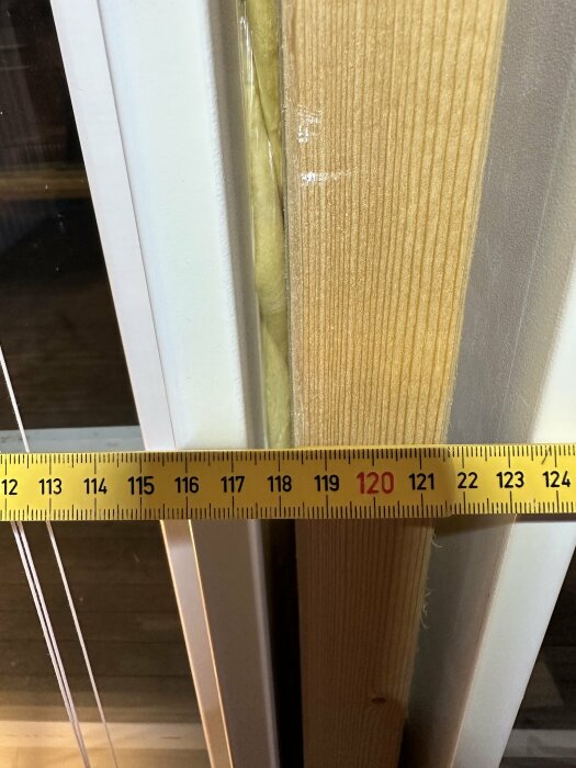 Mätband visar höjd på fönstertröskel vid cirka 120 cm.