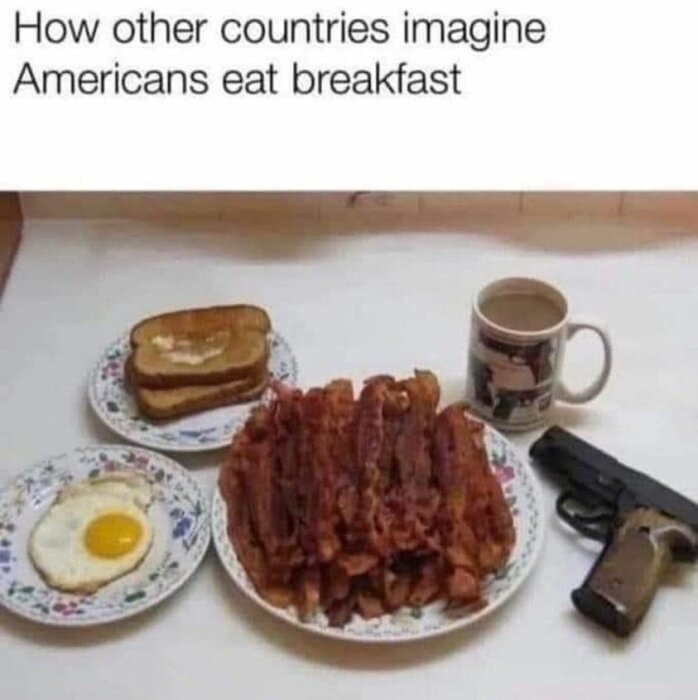 Bild av en tallrik med bacon, rostat bröd med smör, stekt ägg och en kopp kaffe bredvid en pistol.