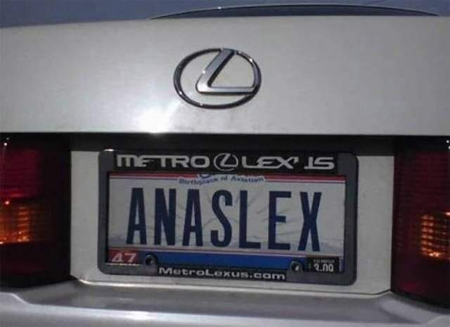 Bilens bakände med nummerskylt med texten "ANASLEX" under en Lexus-logotyp.