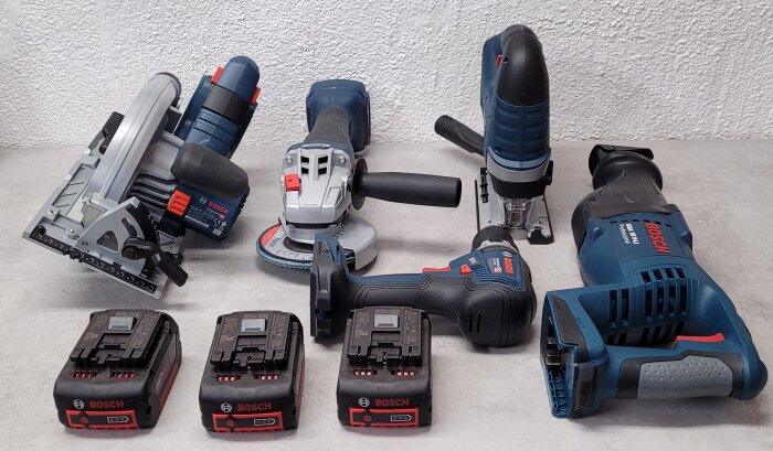 En samling av Bosch verktyg, inklusive cirkelsåg, borr, och sladdlösa batterier.