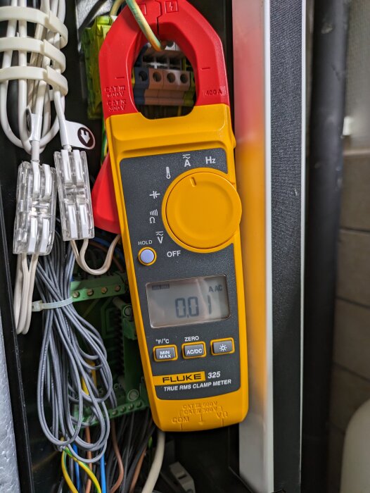 Fluke 325 strömklämmeter används för att mäta ström i en värmepumpsinstallation.