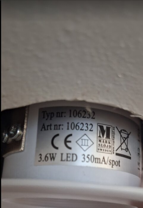 Etikett på LED-belysning, tekniska specifikationer, produktkod, svensk text, CE-märkning, vit bakgrund.