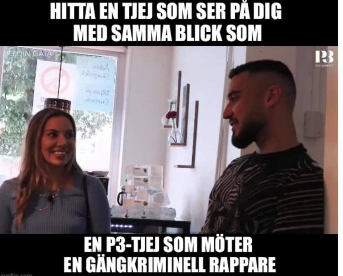 Man och kvinna står inomhus, text med humoristisk underton om blickar mellan dem.