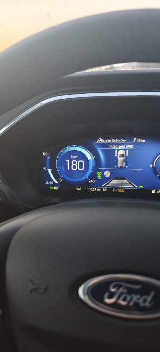 Bilens hastighetsmätare visar 180 km/h, symbol för intelligent fyrhjulsdrift aktiverat.