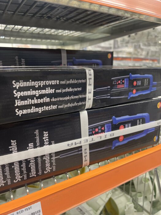 En rad med förpackade spänningsprovare och spänningsmätare på en butikshylla.