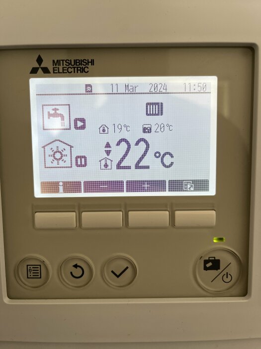 Mitsubishi Electric termostat, visar inomhustemperatur, datum, tid, och kontrollknappar.