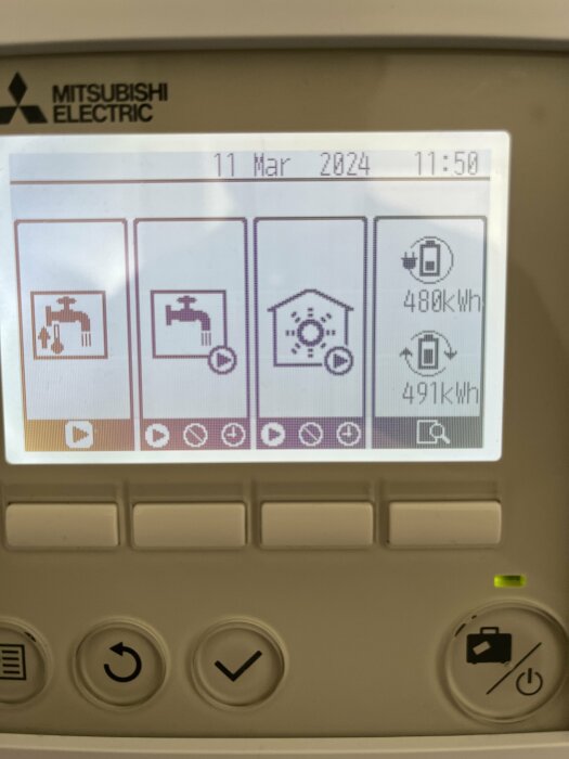 Energianvändningsskärm, datum, tid, elanvändning i kWh, knappar, Mitsubishi Electric-logotyp, inomhus.