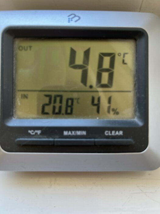 Termometer som visar utomhustemperatur på 4.8°C och inomhustemperatur på 20.8°C samt inomhusluftfuktighet på 41%.