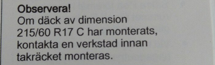 Text från en instruktionsbok som varnar att konsultera en verkstad före montering av takräcke om däck 215/60 R17 C är monterade.