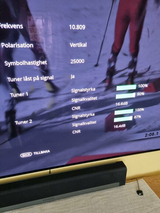 TV-skärm som visar tekniska detaljer om signalstyrka och kvalitet för en satellitmottagare.