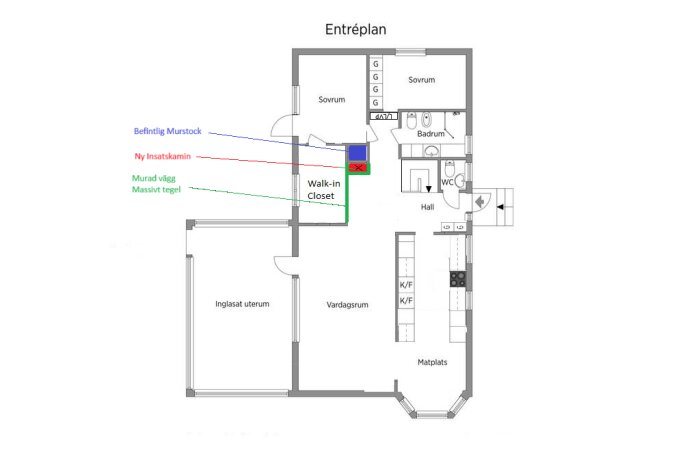 Planritning av en bostad där placering för ny kamin och murad vägg av massivt tegel är markerad i ett vardagsrum.