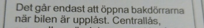 Utdrag ur en text som innefattar informationen "Det går endast att öppna bakdörrarna när bilen är upplåst. Centrallås,".